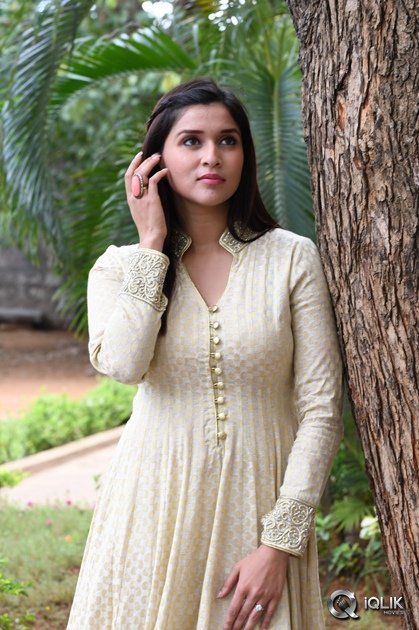 Mannara-Chopra-at-Thikka-Movie-Motion-Poster-Launch